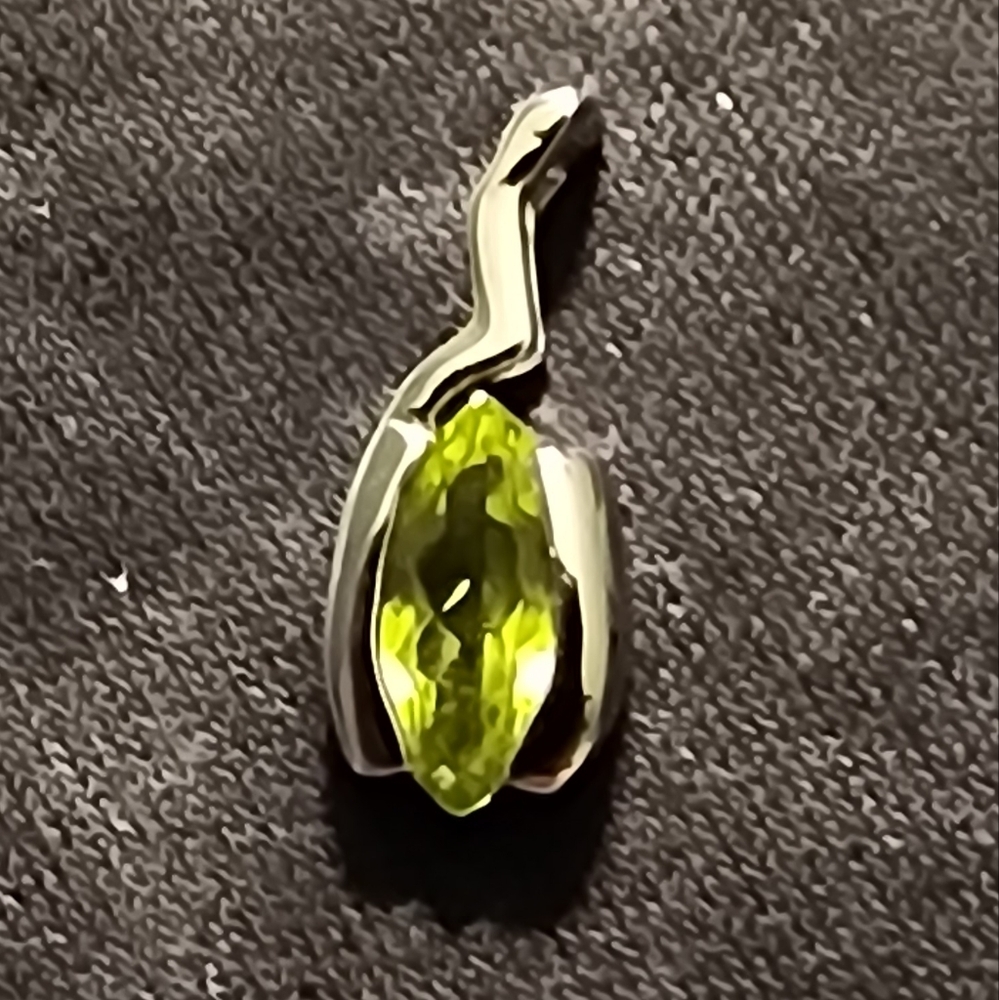 S925 & Peridot marquise-cut faceted green gem drop pendant in shiny silver, NEW!